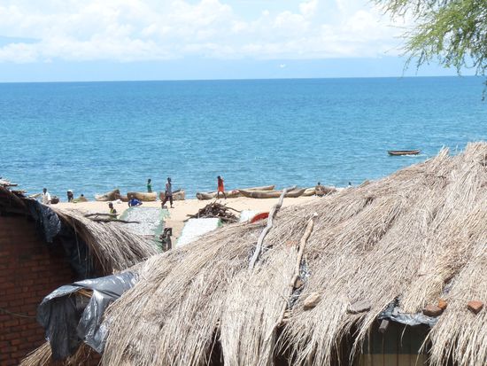 die Fischer mit ihren Einbäumen