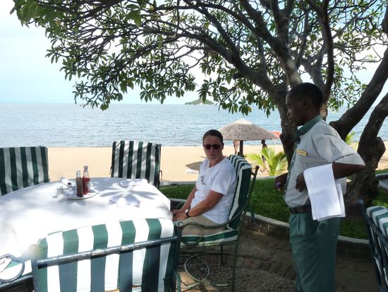 Kaffeetrinken auf der Hotelterrasse