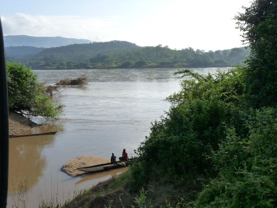 auf dem Luangwe-Fluss - ein Einbaum mit Fischern