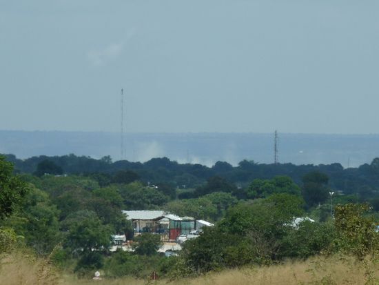 Blick auf die Victoria-Falls, weit vor Livingstone sieht man die Gischt