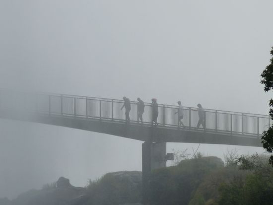 die Wagemutigen tapsen durch die Gischt - vorletzter ist Achim