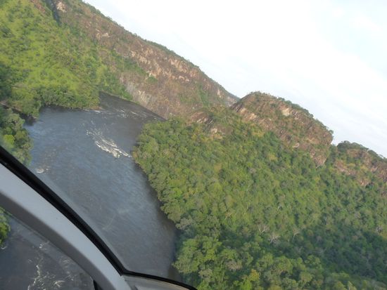 der Hubschrauber fliegt eine Kurve ueber dem Sambesi