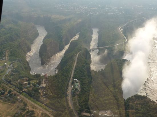 der Sambesi in seinen S-Kurven unter der Bruecke und rechts die Falls