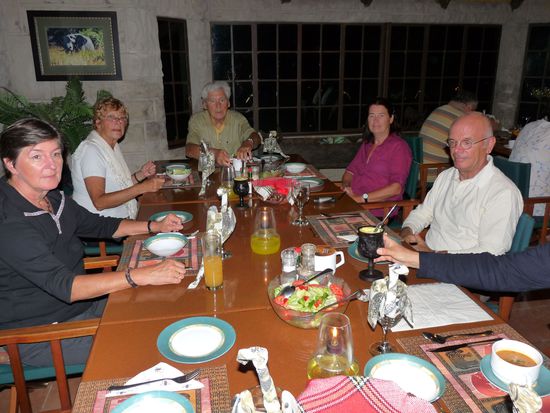 wir warten auf das leckere Menue am schoen gedeckten Tisch