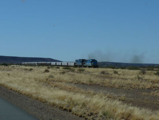 der Zug faehrt einmal am Tag