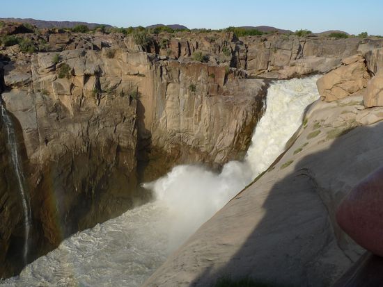 der Oranje-Fluss bahnt sich seinen Weg durch die Felsen