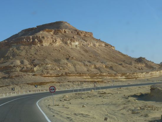 Einfahrt in die Senke der Oase Siwa  26 m unter dem Meer