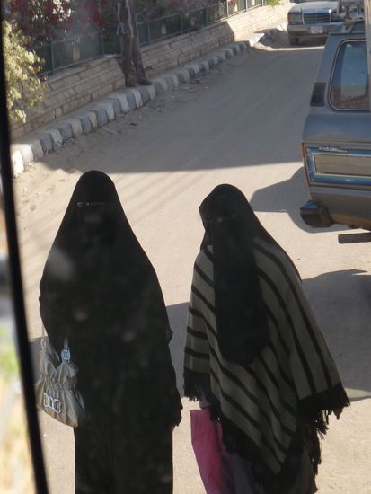 tief verschleierte Frauen in Baharyah