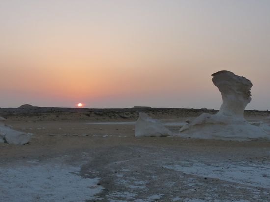 Sonnenaufgang in der weissen Wueste am 1. Weihnachtstag