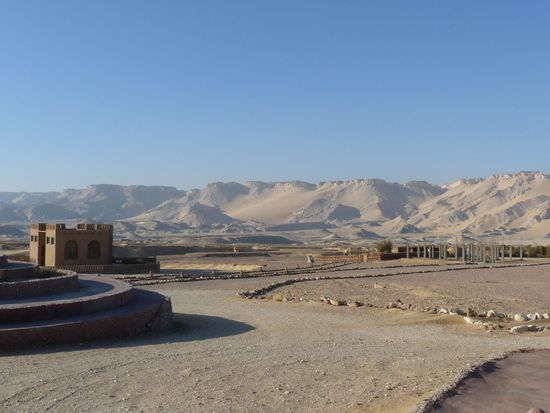 Blick  von der Desert Lodge auf Mut