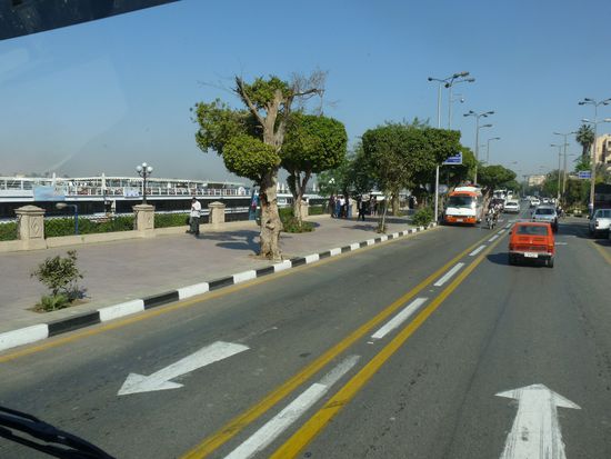 Luxor - der Nil mit den Kreuzfahrtschiffen