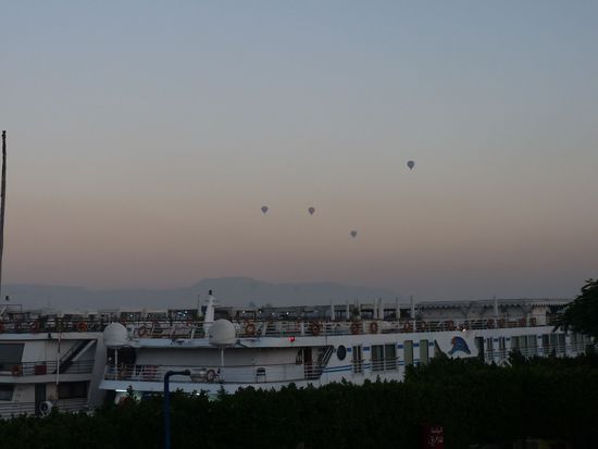 Ballons in aller Frühe über dem Nil