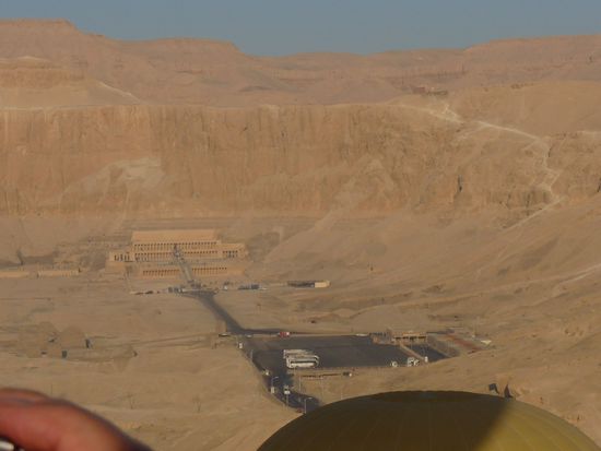 Blick auf den Hatschepsut-Tempel
