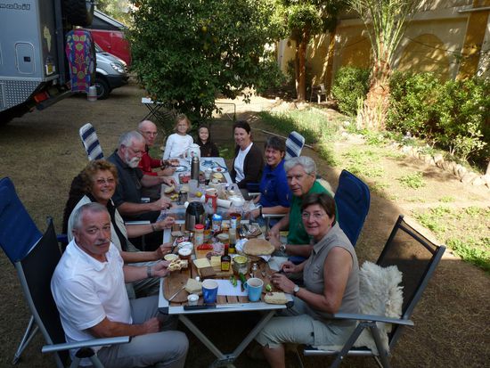 Frühstück in der Gruppe, mit den Gastkindern Julia und Ronja