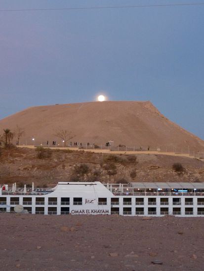 der Vollmond über dem Ramsestempel in Abu Simbel