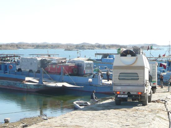 Unser Wagen steht schon auf dem Ponton, Joachim ist der Letzte
