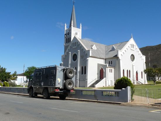 Barrydale - oben links am Turm sitzt der einsame Anstreicher