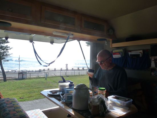 fruehstuecken bei offener Klappe