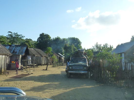 wir fahren durch ein Dorf auf der Insel