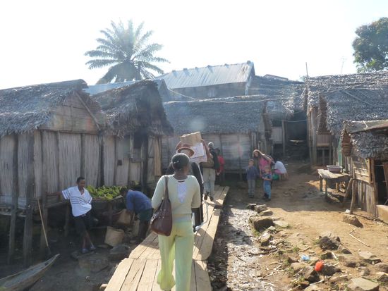 wir kommen von Ste. Marie in der Hafenstadt auf Madagaskar an