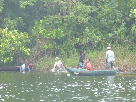 so leben die Menschen am Ufer des Kanals