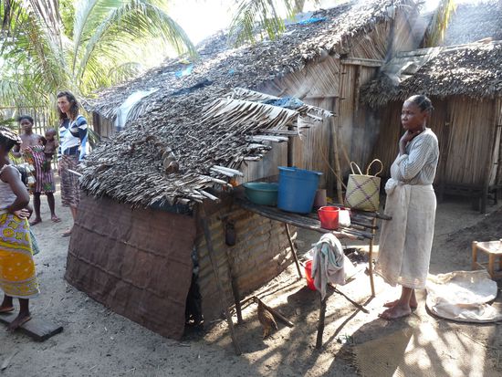 zu Besuch bei Einheimischen, das Dorf liegt direkt am Kanal