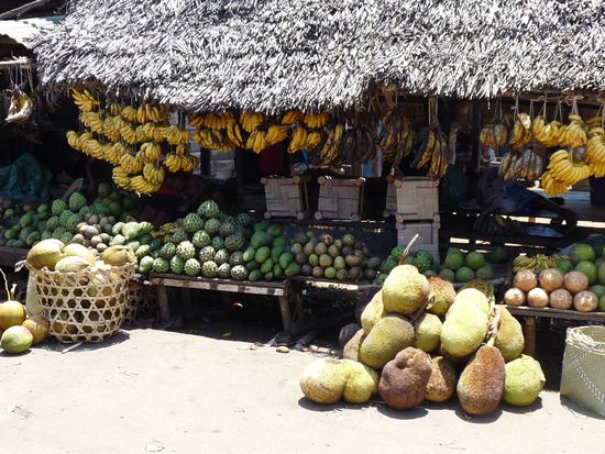 das Angebot an Obst z. B. vorne Stinkfrüchte - sehr lecker