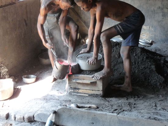 Hier werden die Töpfe aus altem Aluminium gegossen für ganz Madagaskar