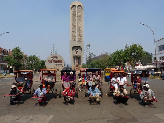 wir sitzen alle im Pousse-Pousse in Antsirabe