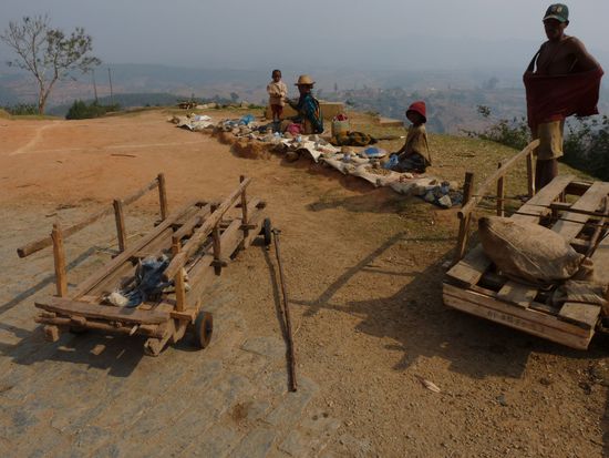 mit diesen Bollerwagen werden Waren bergauf und bergab transportiert