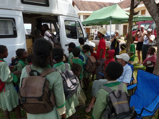 neugierige Schulkinder besuchen uns und bestaunen die Wohnmobile
