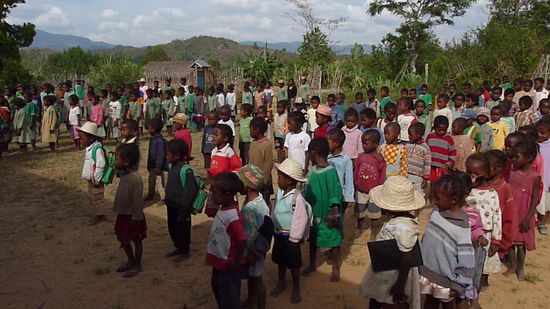 hier besuchen wir die Kinder in ihrer Schule, alle stehen stramm beim morgendlichen Singen der Nationalhymne
