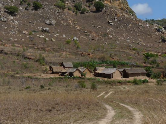 ein Dorf am Isalo-Gebirge
