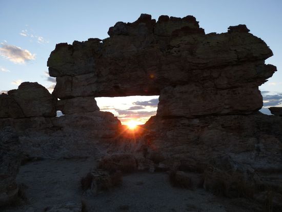 Sonnenuntergang durch das Fenster im Isalo-Gebirge gesehen