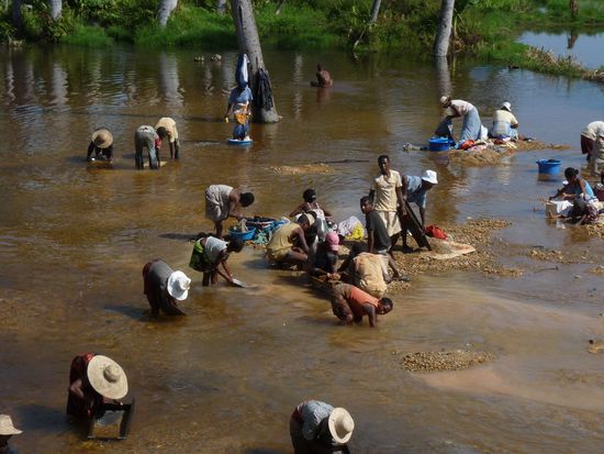 wir fahren an den Edelsteinsuchern von Manombo vorbei