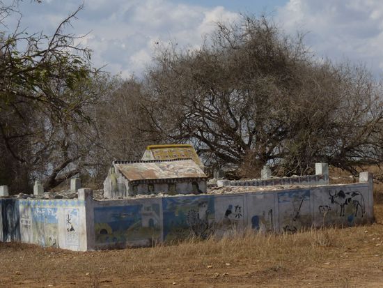 Familiengrabstätte, die Malereien geben Auskunf über den Toten, was er war und das dieser u. a viele Zebus hatte