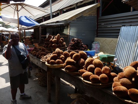 Flaurent zeigt uns auf dem Markt von Toliar Baobab-Früchte, wie immer das Handy am Ohr