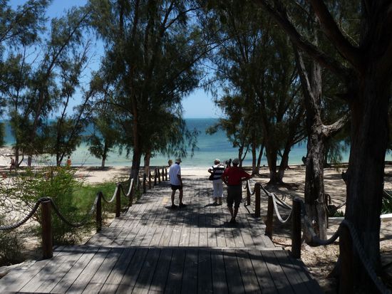 wir gehen zum Strand am Hotel des Dunes am Ende der Wohni-Reise