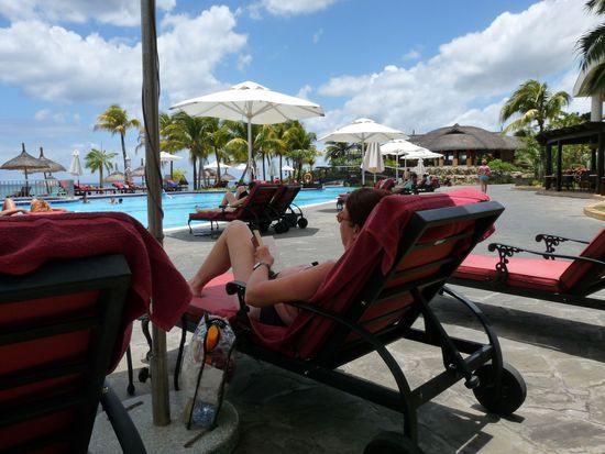 herrliches Faulenzen am Pool