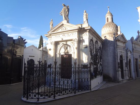 eine Familiengruft auf dem Friedhof