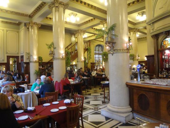 Confiteria las Violetas ein Café mit Wiener Charme und einer wuseligen Atmosphäre, die Schlange, die um Plätze im Café anstand war ca. 50 m lang, wir haben aber zum Glück nicht so lange auf einen Sitzplatz warten müssen.