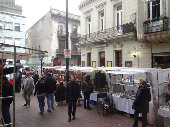 Sonntagmorgen Trödel- und Antikmarkt in San Telmo - hier gibt es alles zu kaufen, was das Herz begehrt