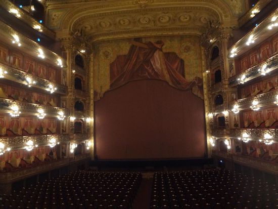 der beiindruckende Zuschauerraum mit Blick auf den Eiserenen Vorhang der Bühne
