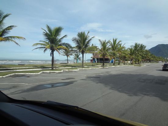 die Strandpromenade von Peruibe