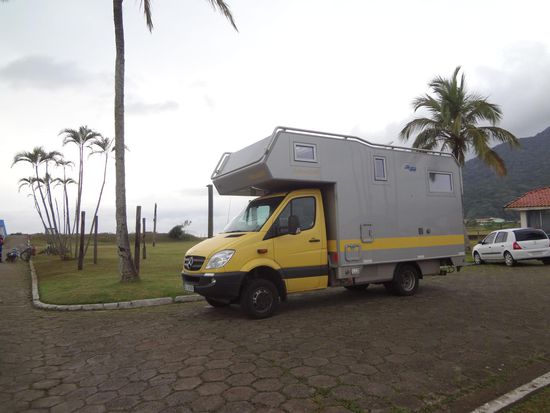 unser Standplatz vor dem Tourismus-Sekretariat in Peruibe