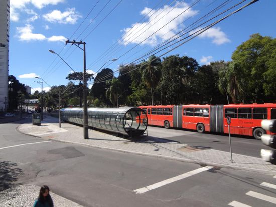 das sind Haltestellen, vorn an der Röhre steigt man ein, bezahlt und hinten gehts dann in den Bus hinein