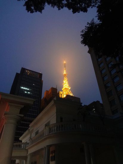 man könnte meinen der Eifelturm lugt über die Häuser