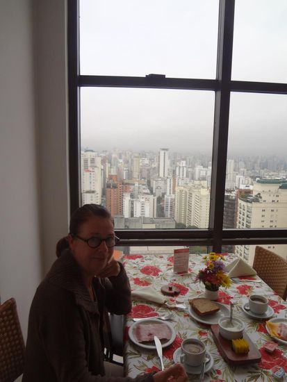im Hintergrund sieht man die Hochhäuser der Stadt, die im Nebel liegen, der Himmel ist bedeckt.