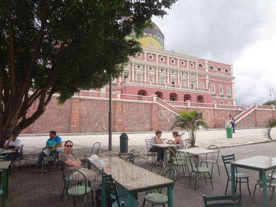 wir warten die Mittagszeit ab vor dem Teatro Amazonico