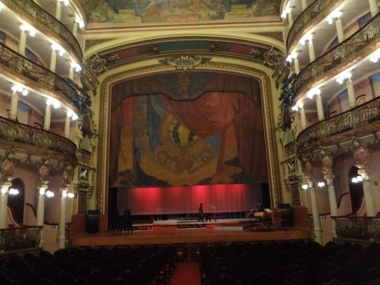 der Theatersaal -  Die Bühne und der Zuschauerraum für etwa 700 Personen.